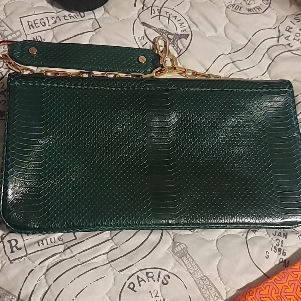 ⚘️⚘️EMBOSSED TORY BURCH REVA IN BEAUTIFUL DARK GREEN⚘️⚘️